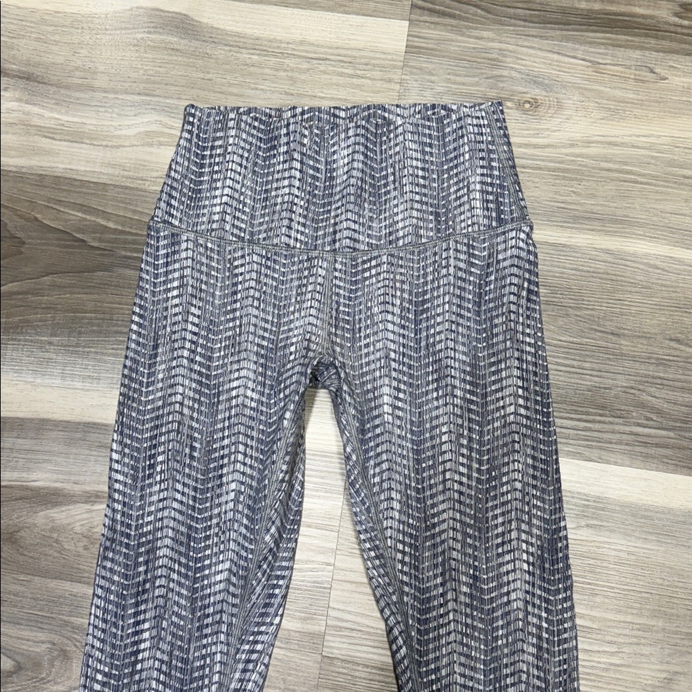 Lululemon Gray Patterned Leggings size 6 - Picture 5 of 9